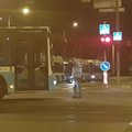 LUGEJA VIDEO: Mees võitleb varahommikustel tundidel bussiga ja seab bussis reisijad ohtu