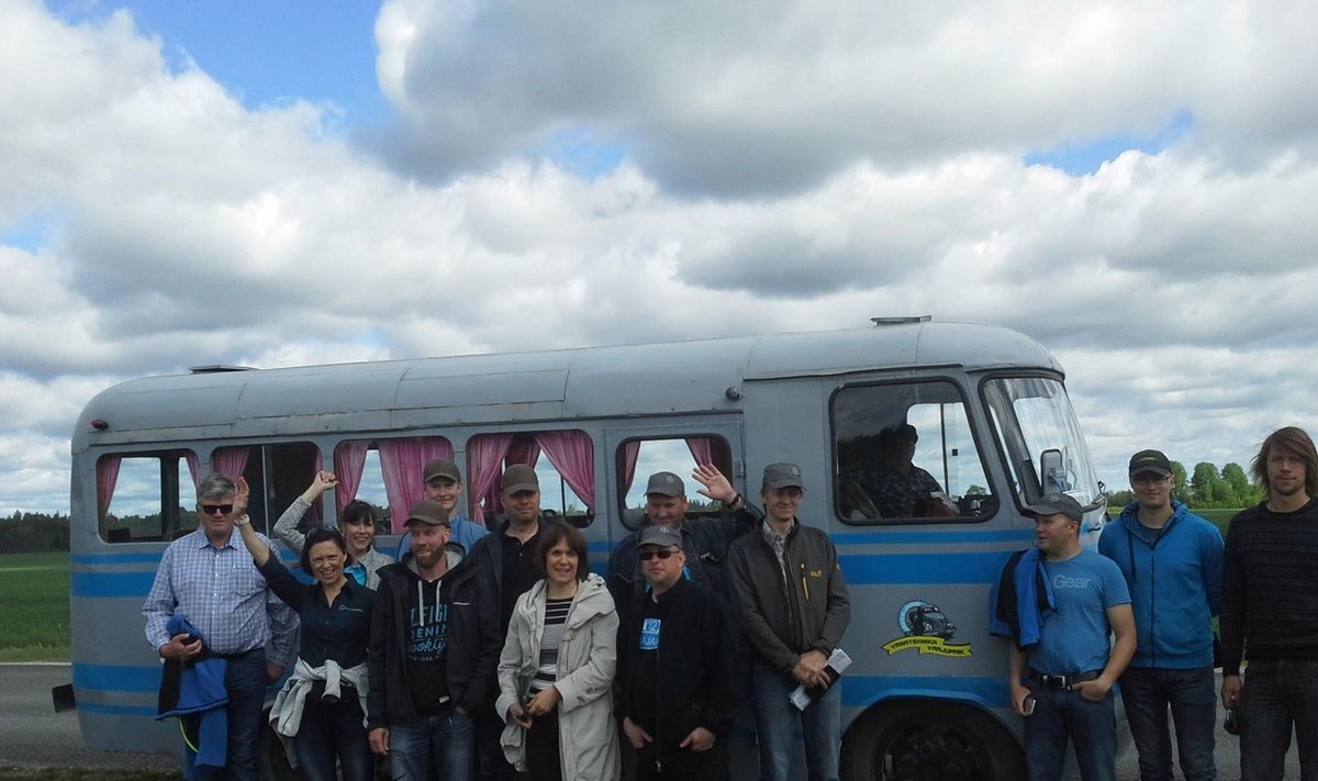 Scandagra sõitis Kesk-Eesti põldudel vana bussiga