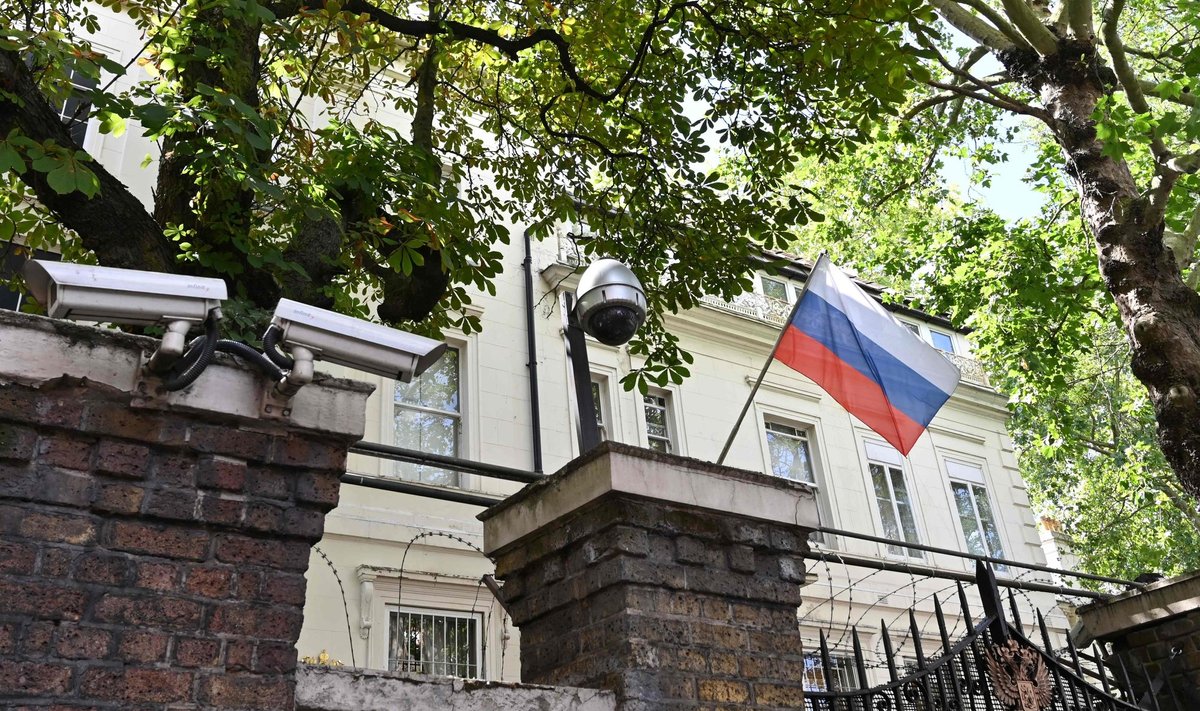 Venemaa lipp Londonis asuva konsulaadi juures.