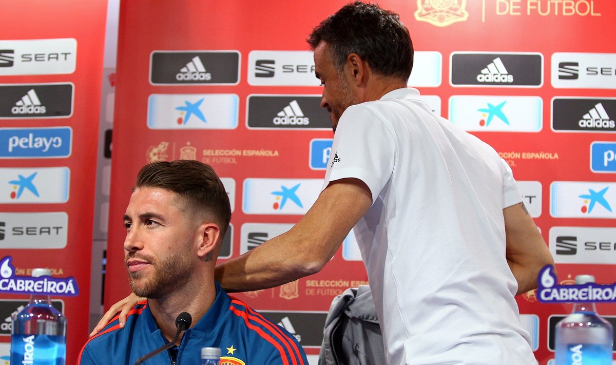 Hispaania peatreener Luis Enrique (paremal) sammub EM-finaalturniiri poole. Koondise kapten Sergio Ramos jääb aga koju istuma ja mänge telerist vaatama.
