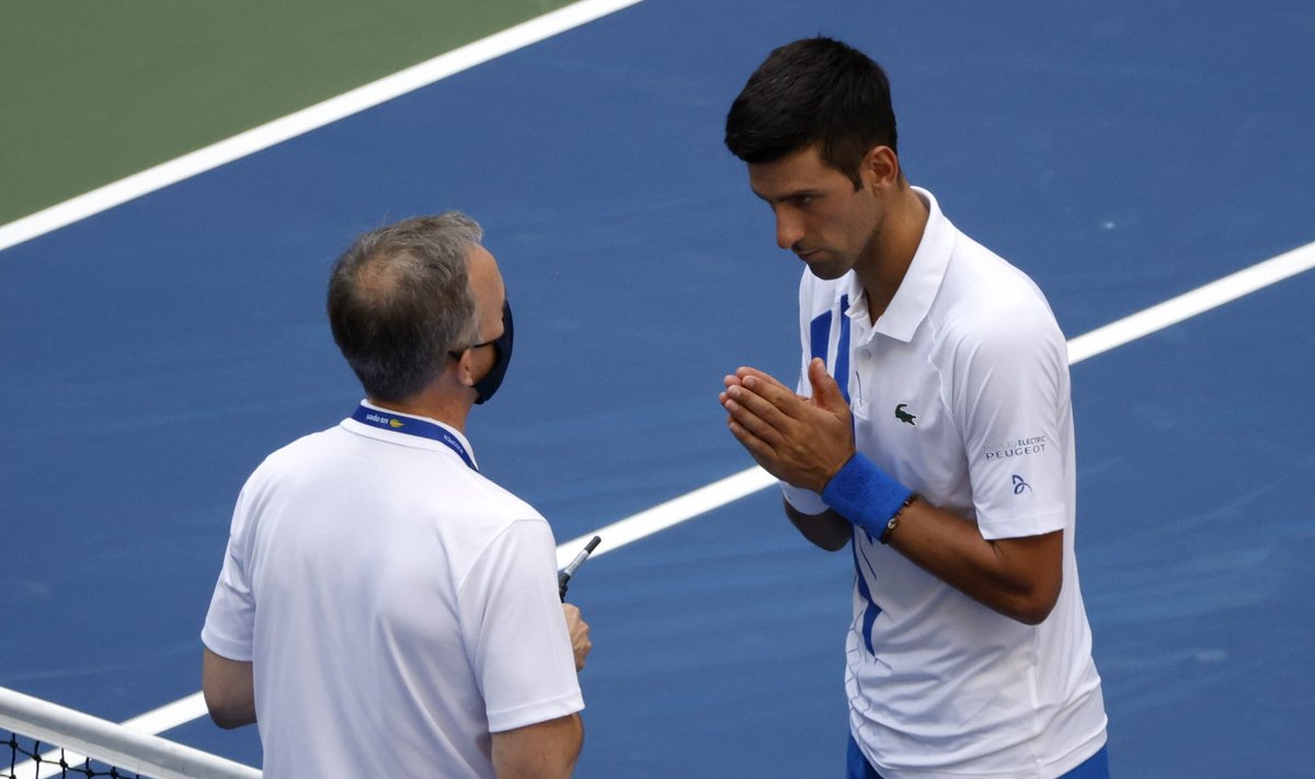 Novak Djokovic rääkimas US Openi ametnikuga peale intsidenti.