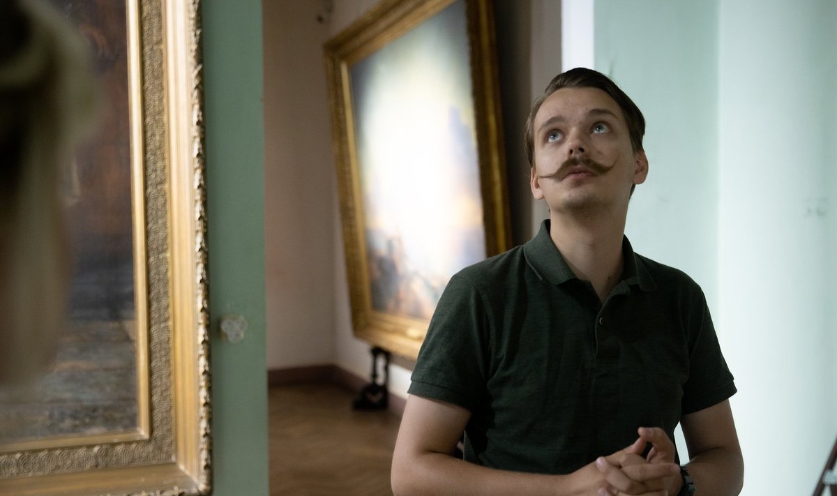 Odessa kunstimuuseumi uljaste kasakavuntsidega giid Valeri ütleb, et kunst on ka sõja ajal vajalik.