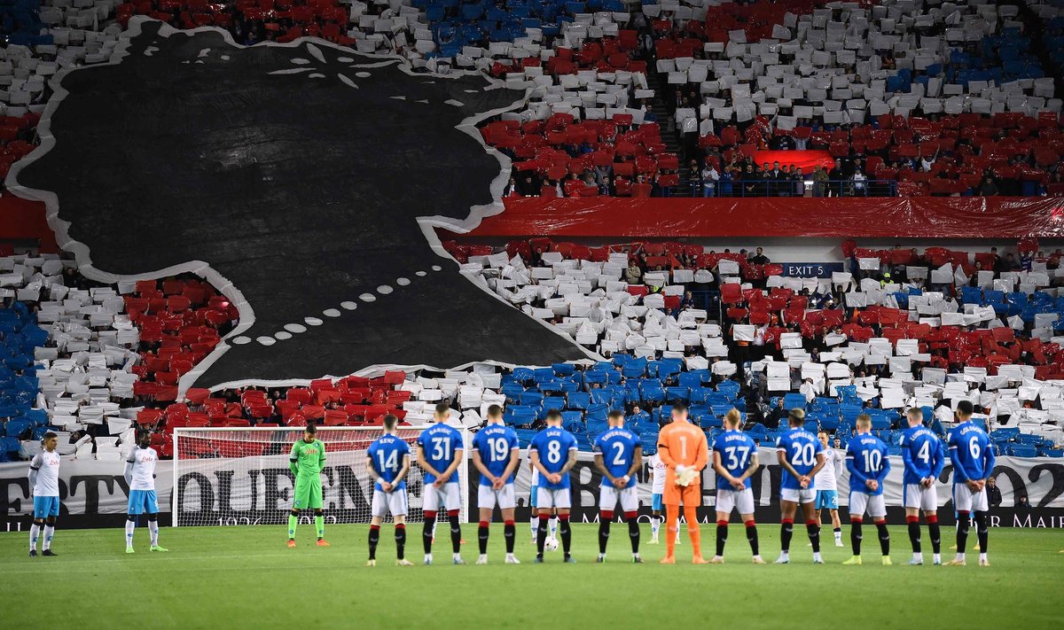 Rangersi fännid nädala keskel toimunud Meistrite liiga mängus kuningannale austust avaldamas.