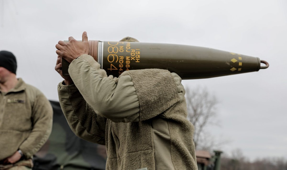 USA armee sõdur tassib 155 mm M864 mürsku. Just sellised saab endale ka Ukraina armee.