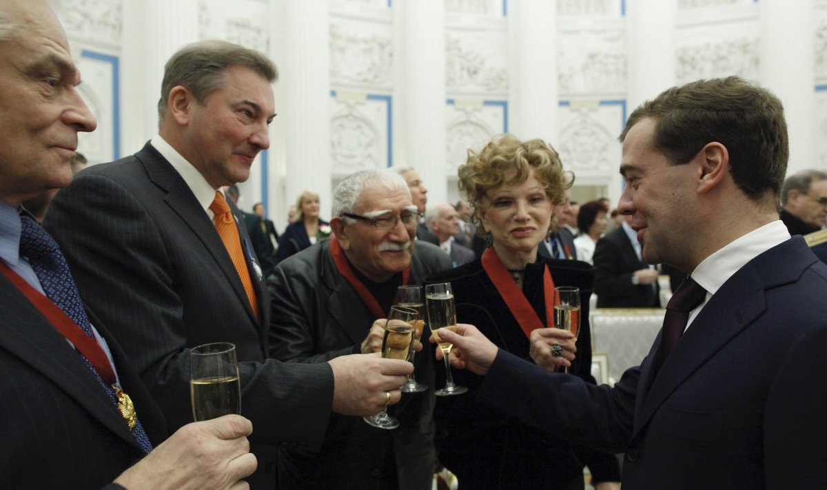 Vladislav Tretjak lööb klaase kokku Dmitri Medvedeviga