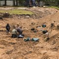 FOTOD | Sõjaohvrite ühishaua väljakaevamised Raadil: maa seest ilmus muudki peale 80 aastat tagasi maetud säilmete 