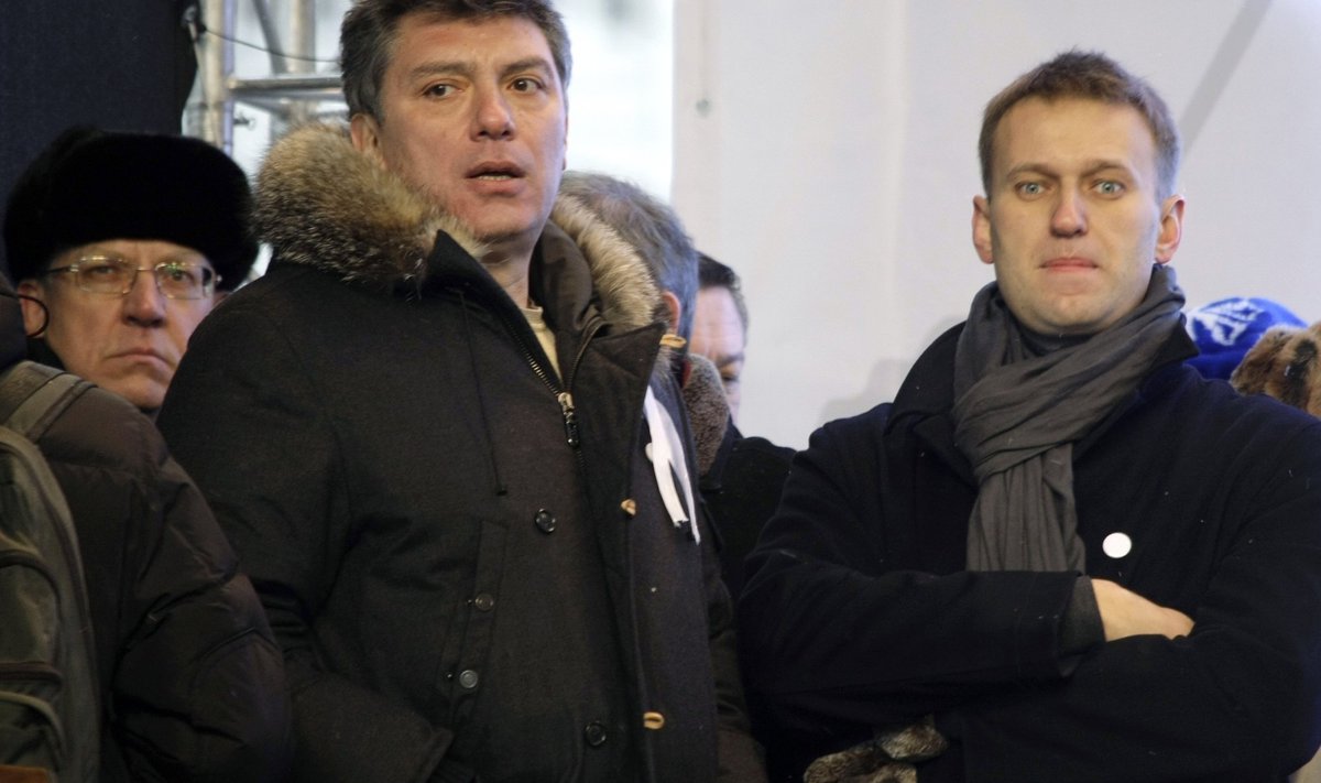 Российские оппозиционные политики Борис Немцов (слева) и Алексей Навальный.