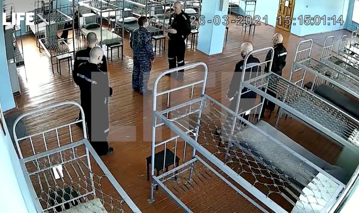 Vanglas tehtud videokaadril on väidetavalt Aleksei Navalnõi (keskel) Pokrovi koloonias.