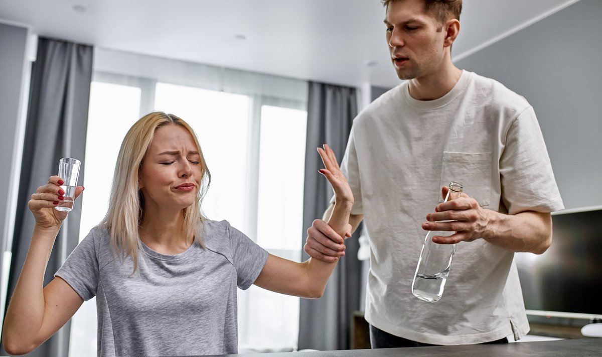 Alkohoolikuga koos elades võib tekkida lähisõltuvus, mille osa on piinlikkustunne koduse olukorra pärast, asjade seisu püütakse sõprade-tuttavate eest varjata. Ka iseennast pettes, proovides vältida vastandumist ja isegi koristades sõltlase järelt.