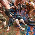 FOTOD: Muda silmini ja vesi põlvini! Glastonbury festival pole saanud veel alatagi, kui upub juba porisse