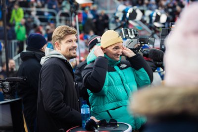 Henrik Kalmet (vasakul) on naiste teatesõidu järel lihtsalt rõõmus, ERR-i kommentaator Karel Kulbin suisa imestunud.