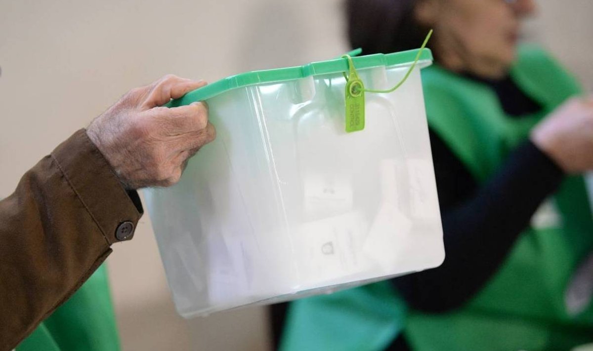 Georgia Parliamentary Elections 8792547 27.10.2024 An election commission member carries a filled ballot box at a pollin