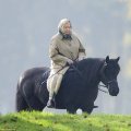PÄEVAPILT: Tehke järele - 89-aastane kuninganna Elizabeth II käib siiani regulaarselt ratsutamas