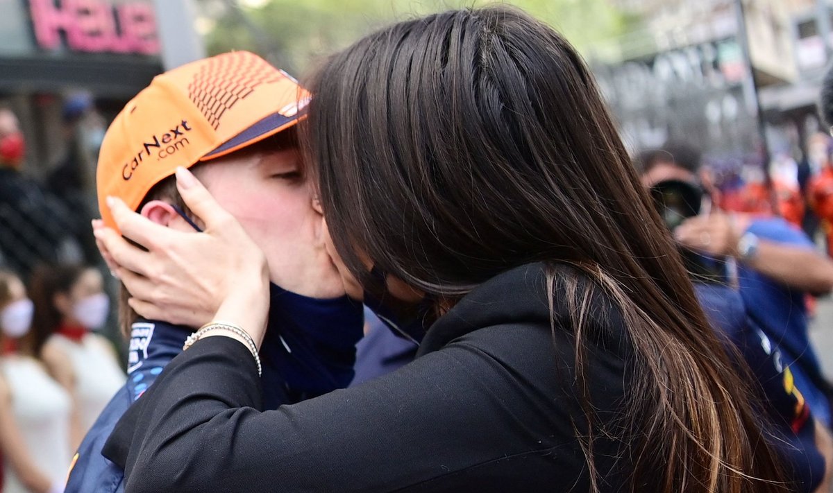 Võitja Max Verstappen saab elukaaslaselt kuuma suudluse.