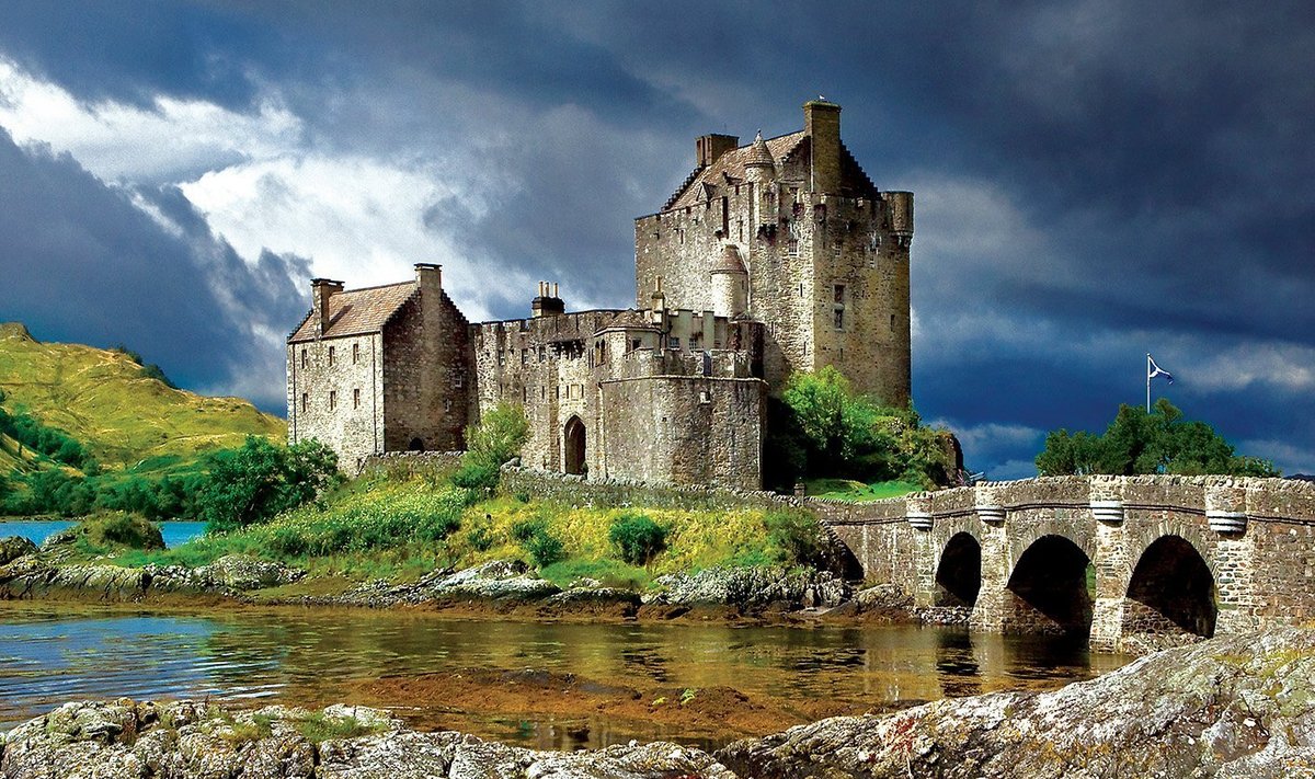 Šotimaa lossid-kindlused oma muinasjutulises ilus on olnud ühed inspiratsiooniallikad.