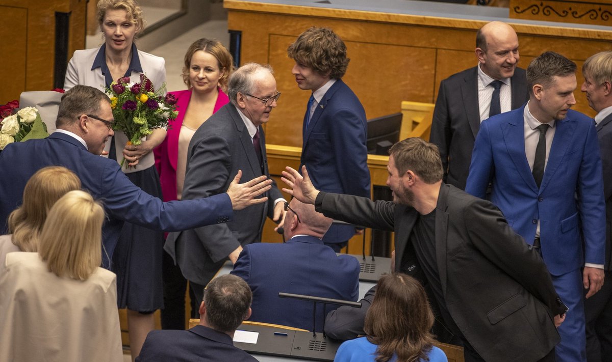 PATSU KA! Riigikogu uueks esimeheks sai Lauri Hussar (vasakul). See amet on nüüd varasemast keerulisem, sest ees seisab parlamenditöö seadusepiiride kompamine. 