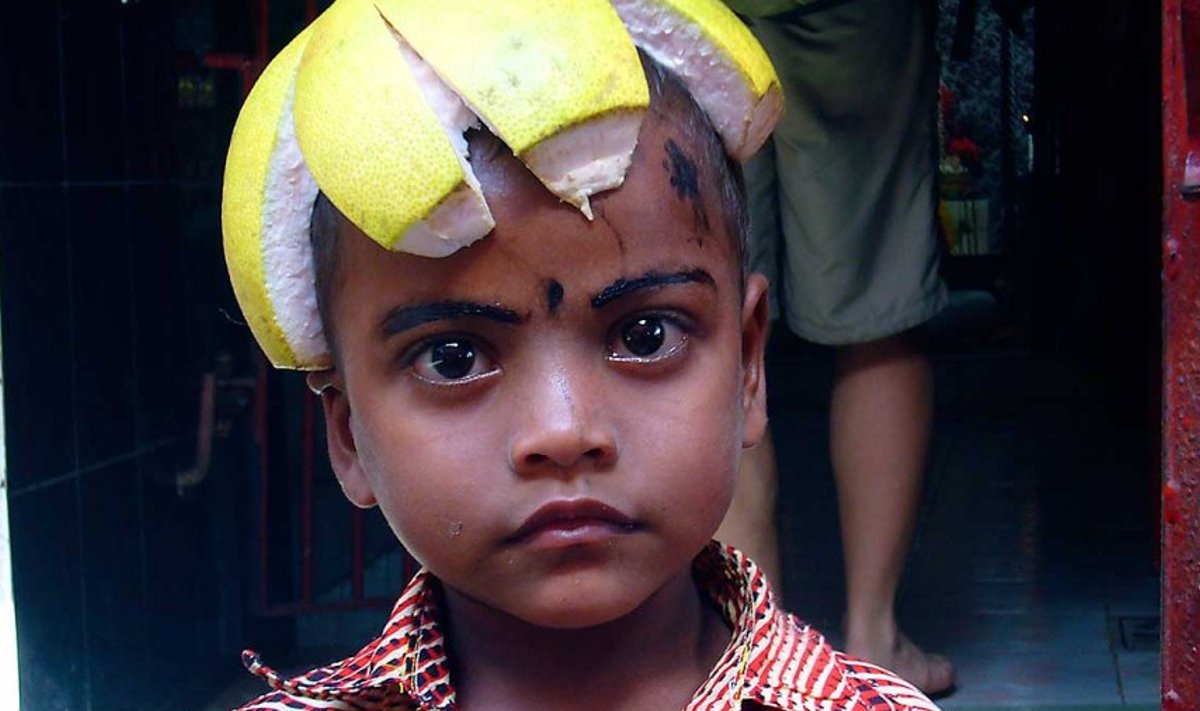 Bangladesh: India sageli tsüklonitega võitlev läänenaaber on turistidele veel vähetuntud paik. Fotol olev poiss on tekitanud endale vaimuka peakatte puuviljakoorest.