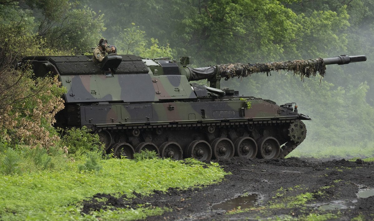 Ukraina armee Panzerhaubitze 2000 Bahmuti lähedal.