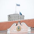 На Петровской площади в Нарве мужчина бросил в лужу флаг Эстонии и стал по нему топтаться