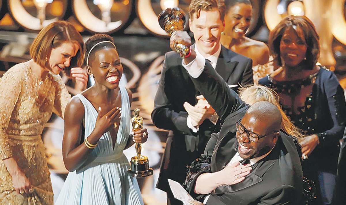 Parimaks filmiks kuulutatud „12 aastat orjana” režissöör Steve McQueen (paremal) on võidu üle siiralt õnnelik. Ta on esimene mustanahaline lavastaja, kelle film selle preemia pälvib.