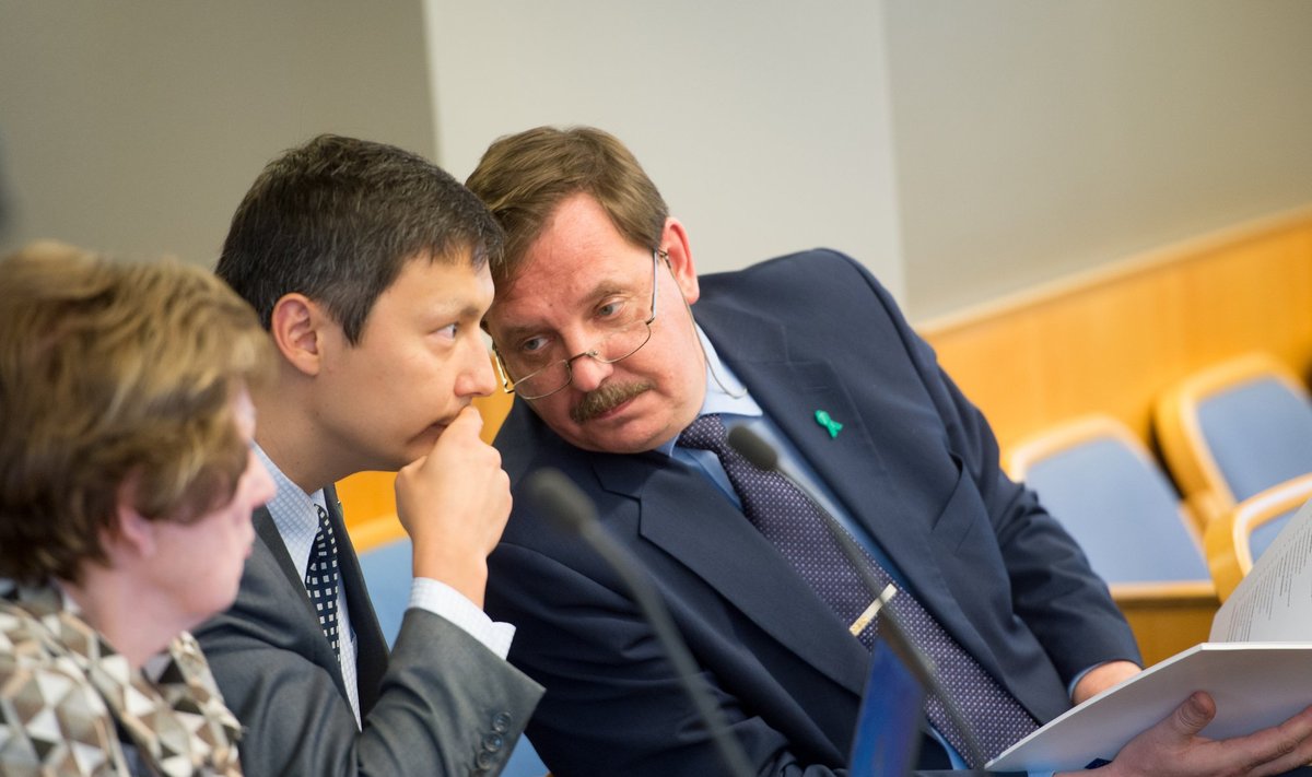 Mihhail Kõlvart (keskel) Tallinna volikogus koos Taavi Aasaga, kes nüüdseks on Keskerakonnast lahkunud.