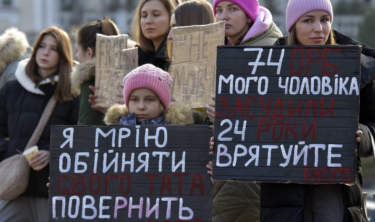 Meeleavaldajad Ukrainas Vinnõtsjas tuletavad meelde, et hulk Mariupoli kaitsjaid asub jätkuvalt Venemaal sõjavangis.