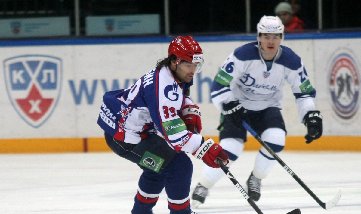 Maksim Rõbin (esiplaanil) mängib KHL-is juba pikki aastaid