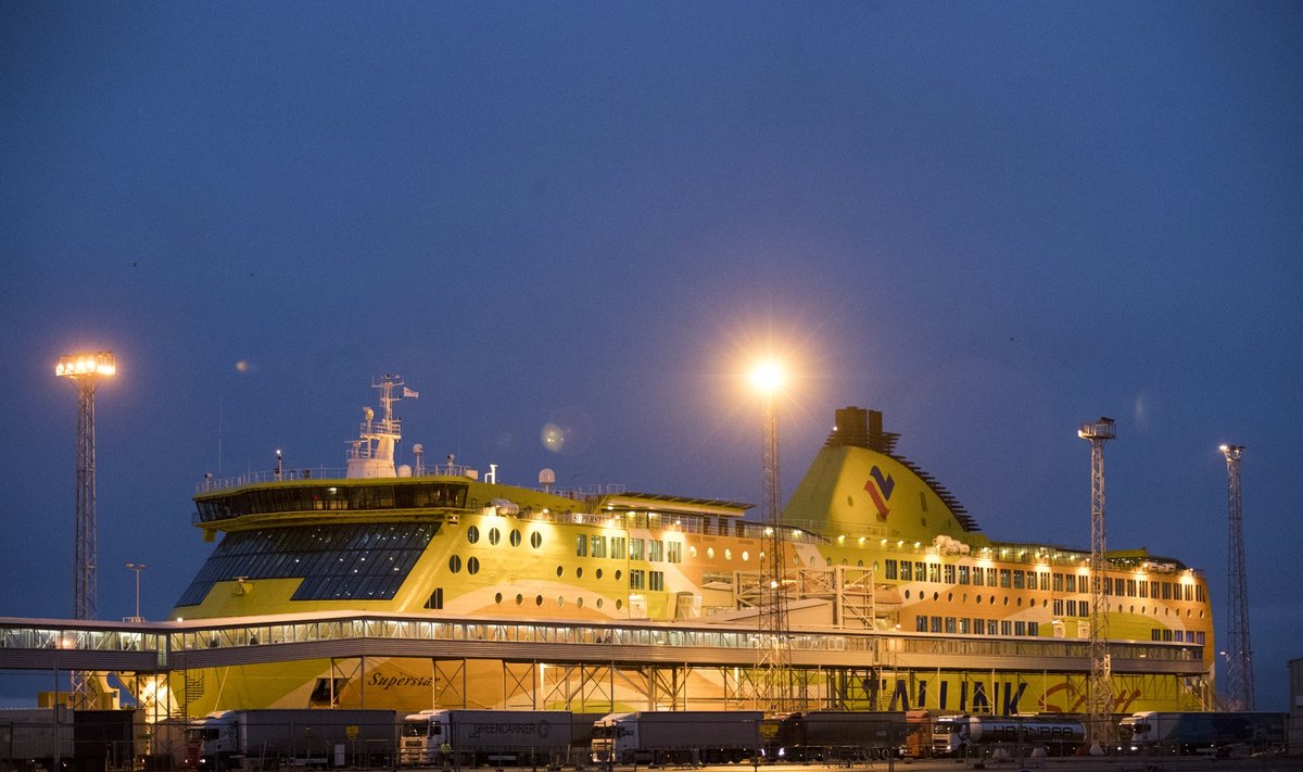 Tallinki laev sadamas, saabuvad reisijad