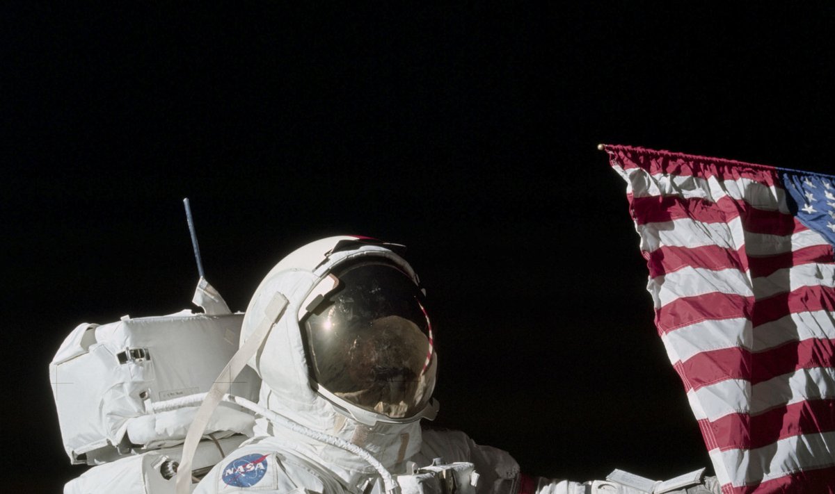Apollo 17 komandör Gene Cernan Kuul. Tähti pole kusagil näha peale USA lipu.
