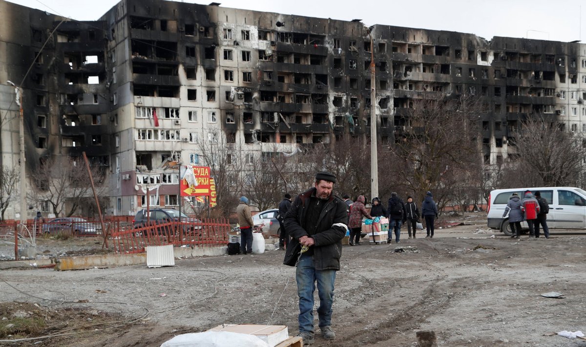 Pommitamise tagajärjed Mariupoli elamurajoonis. 