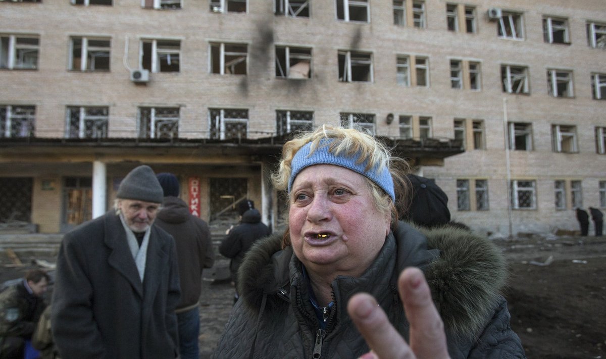 Donetski piirkonna elanikud Donetski haigla ees. Haiglat tabas mürsk või rakett. Võimalik on ka, et see langes haigla kõrvale.