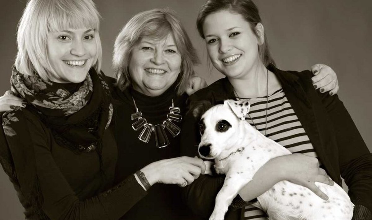 Pöffi dünastia: Tiina tütred Martina (vasakul) ja Triin löövad kaasa ka Pimedate Ööde filmifestivali korraldamisel. Külalisstaarina on pildil fotograafi koer Silvi.