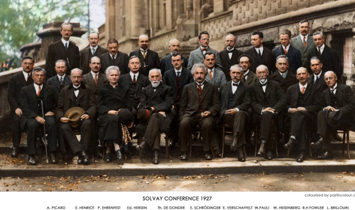 Kuulsad teadlased Solvay füüsikakonverentsil 1927. Esireas vasakult teine Max Planck, kolmas Marie Curie, viies Albert Einstein. Teises reas vasakult viies Paul Dirac, paremalt esimene Niels Bohr. Kolmandas reas paremalt kolmas Werner Heisenberg, neljas Wolfgang Pauli.