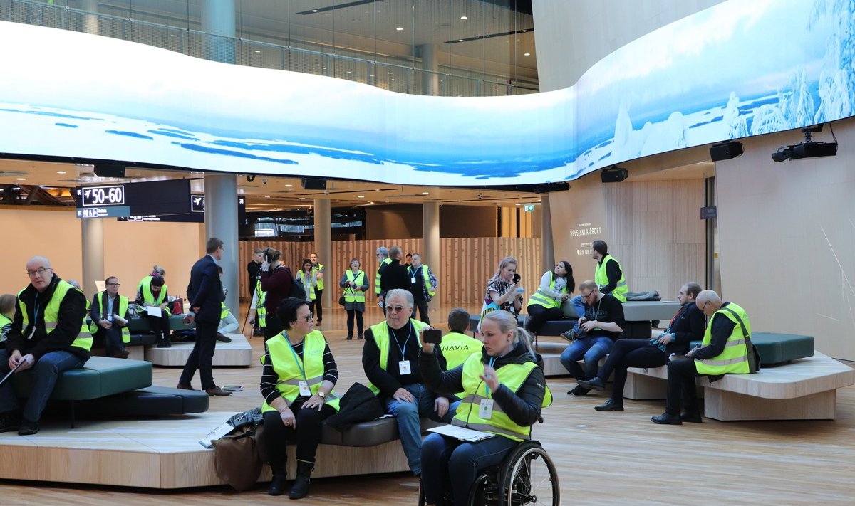 Proovireisijad Helsingi lennujaamas Aukio avamisel