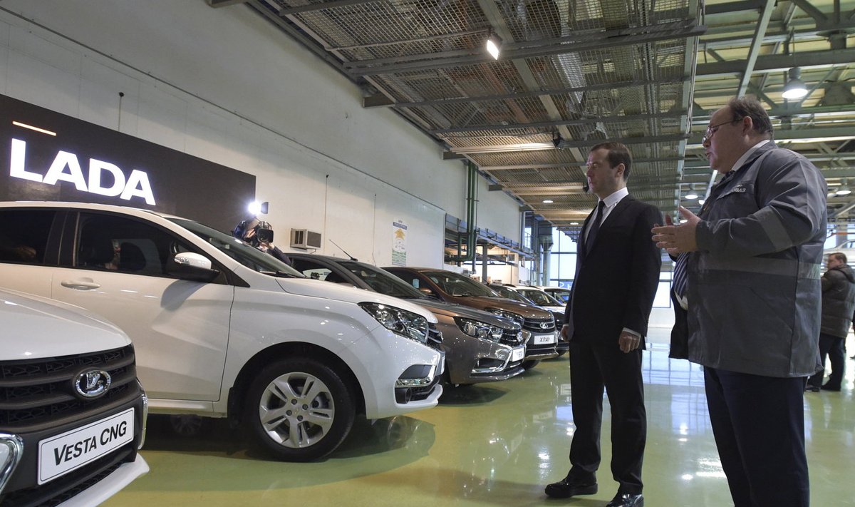 Dmitri Medvedev tutvumas Vene autotööstuse toodanguga
