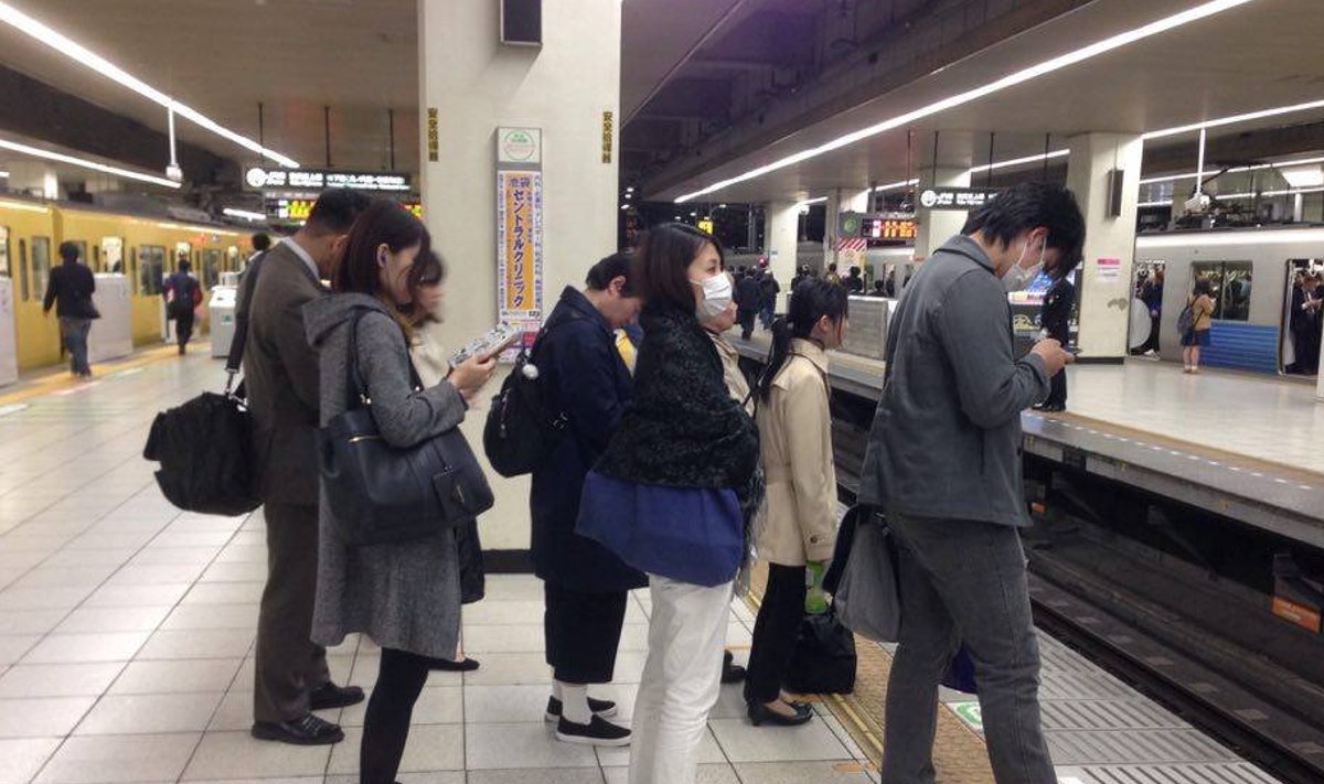 Ühistransporti oodates jälgivad jaapanlased bussipeatustes ja metroos platvormikattemärgistust, mis annab teada, kus järjekorda võtta. Esimese saabuja taha tekibki järjekord, millest kõik kenasti kinni peavad. Enne lastakse reisijad välja ning siis minnak
