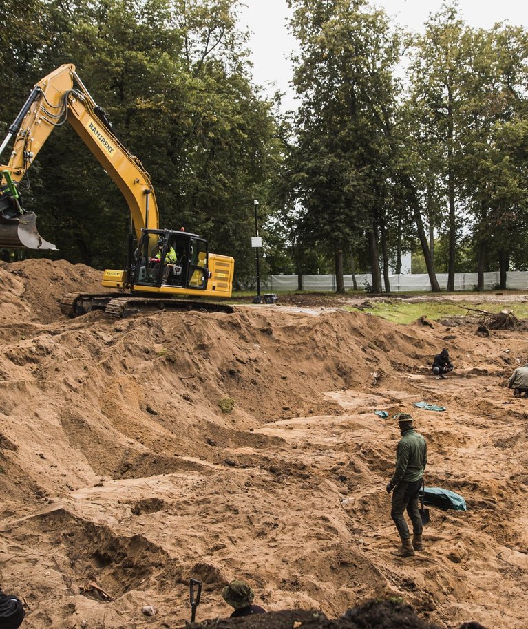 Tänu arheoloog Arnold Undi uurimistööle oli ühishaudade paiknemine Raadil üsna täpselt teada.