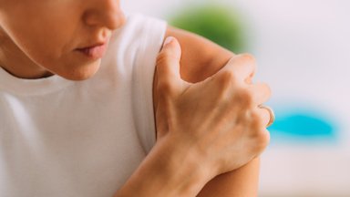 Kui valu ei lase kätt tõsta: spetsialist selgitab, mis haigus on külmunud õla sündroom ja mida selle leevendamiseks teha 