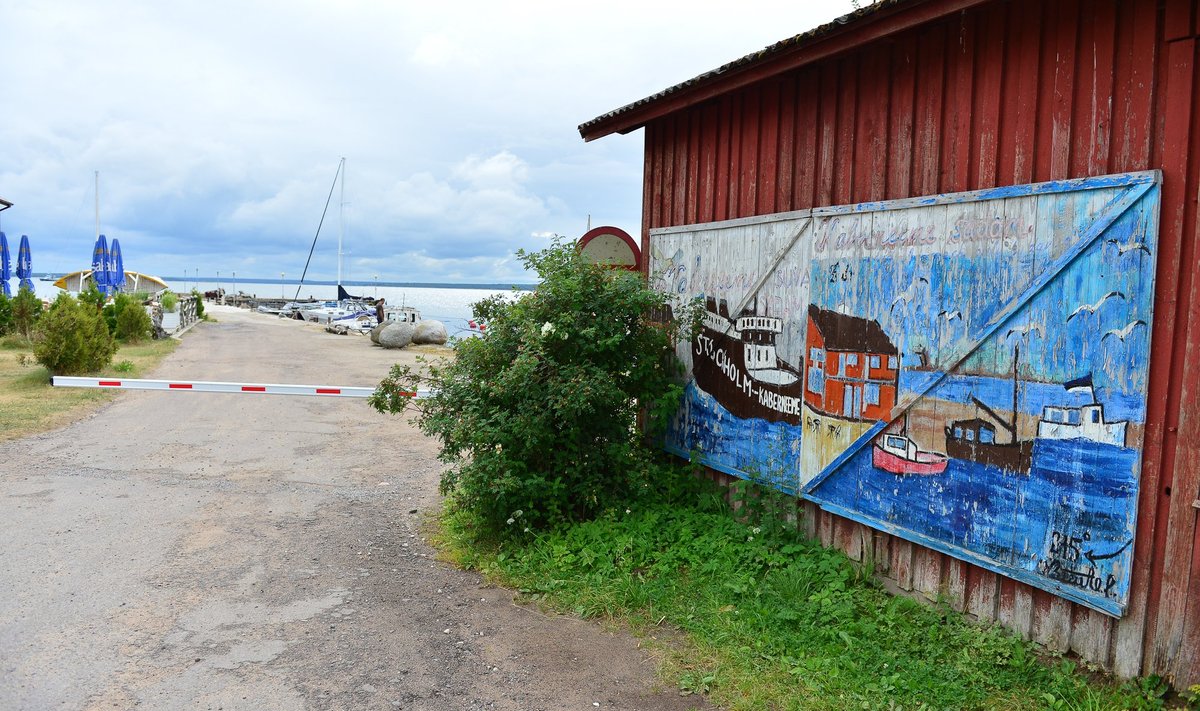 Raha võib jätta sadamakaptenile, arve saab juba peremehe, ärimees Raimo Kägu käest, selgus Eesti Päevalehe ajakirjaniku reisist Kaberneeme sadamasse. 