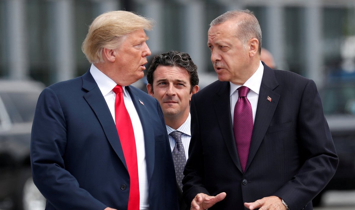 Trumpi ja Erdoğani erimeelsused olevat paistnud silma juba NATO kohtumisel. Pärast telefonikõnet neljapäeval ähvardas Trump Türgit sanktsioonidega.