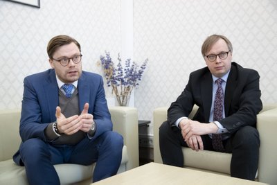 Eesti Panga eksperdid Rasmus Kattai (vasakul) ja Peeter Luikmel nendivad, et majanduskasvu kängujäämise toob koroonaviirus kindlasti. Halvimal juhul võib tulla ka majanduslangus.