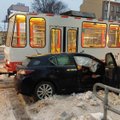 ФОТО | На Тартуском шоссе трамвай столкнулся с автомобилем: движение нарушено