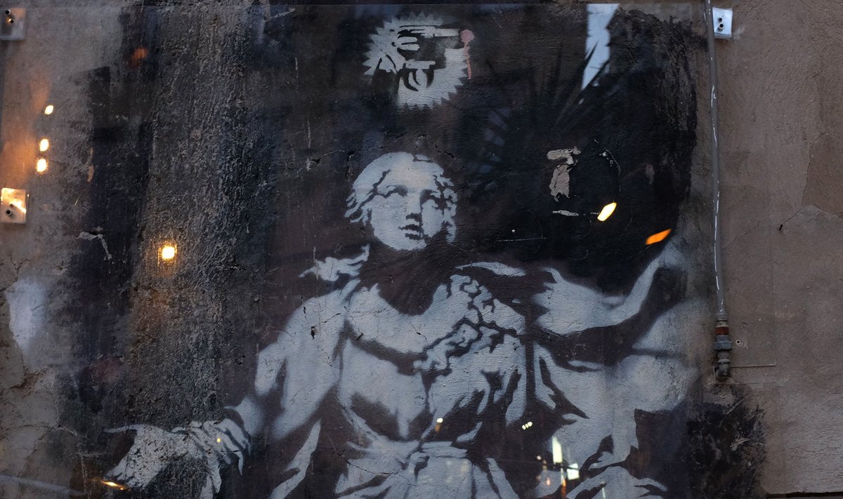 „Madonna püstoliga”. Banksy seinamaal Napolis võtab hästi kokku linna keerulise olemuse, mida kirjeldab ka Elena Ferrante. 