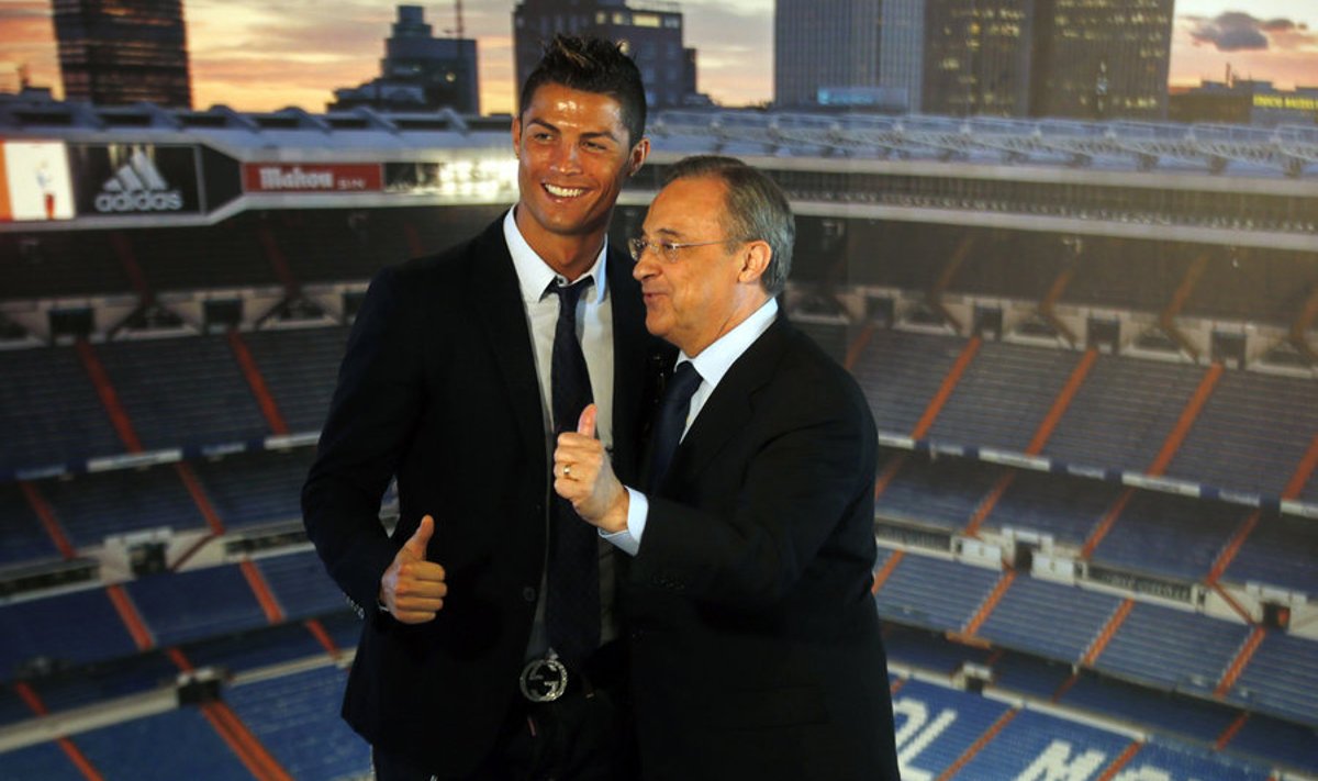 Ronaldo ja Reali president Florentino Perez lepingu allkirjastamisel.