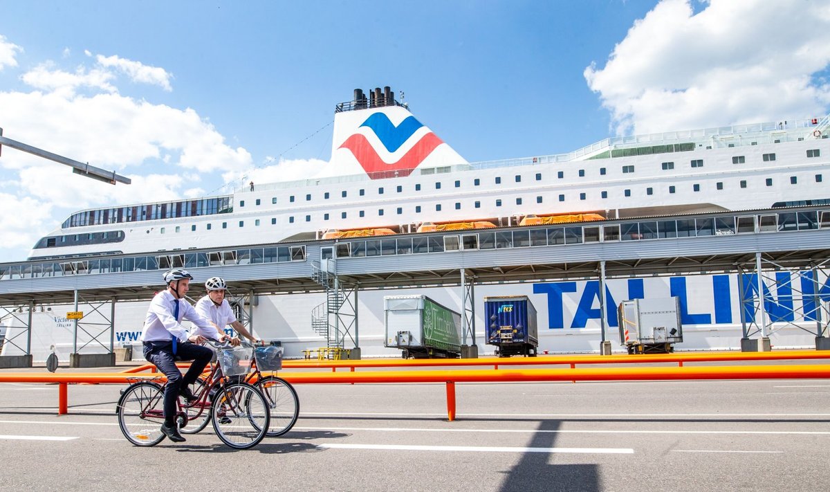 Valdo Kalm ja Paavo Nõgene Tallinna Sadama D-terminali territooriumil jalgrattarada testimas.
