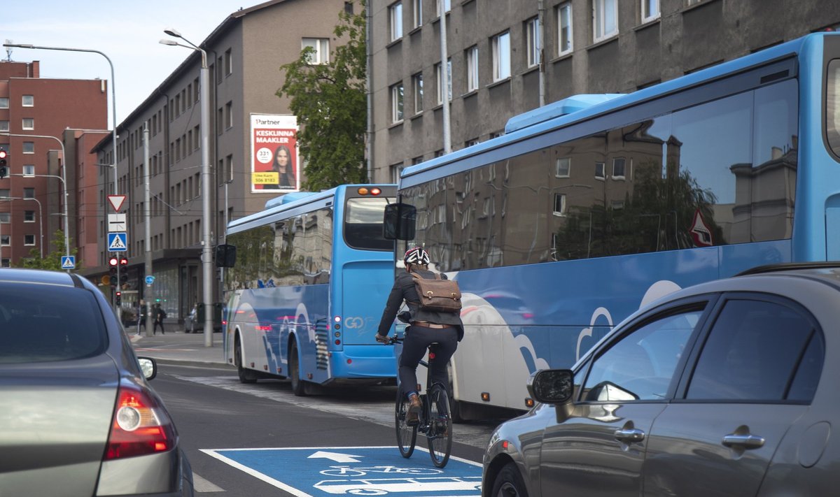 Kesklinna loodeti rattateid saada ka eelmisel aastal, kuid siis tegi linn hoopis kõige kehvema sammu - suunas jalgratturid sõitma bussiradadele.