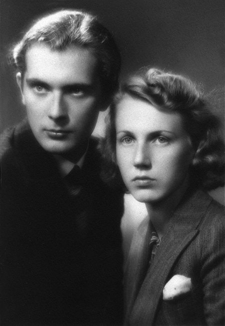 Яан Кросс и Хельга Педусаар поженились в 1940 году, но в 1949 году были вынуждены развестись из-за политического давления. Тем не менее, Хельга Педусаар продолжала переписываться с Яаном Кроссом, который присылал ей из Сибири наброски и стихи из своих пьес.
