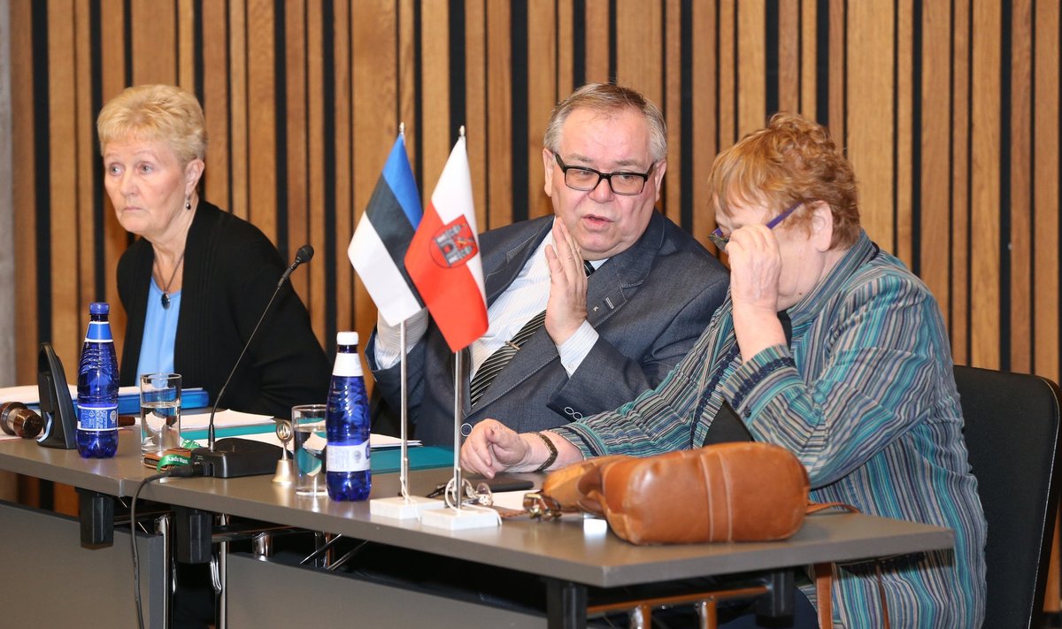 Linnavolikogu esimees Aadu Must (keskel) ja aseesimees Ene Ergma (esiplaanil) erakorralisel istungil, kus volikogu arutas tselluloositehase küsimust.