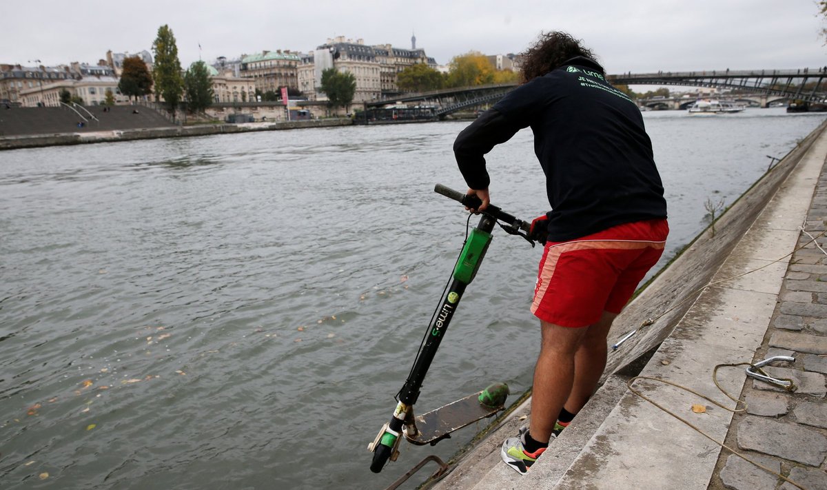 Lime'i sõidujagamisteenuse töötaja õngitsemas Seine'i jõest elektrilist tõukeratast.