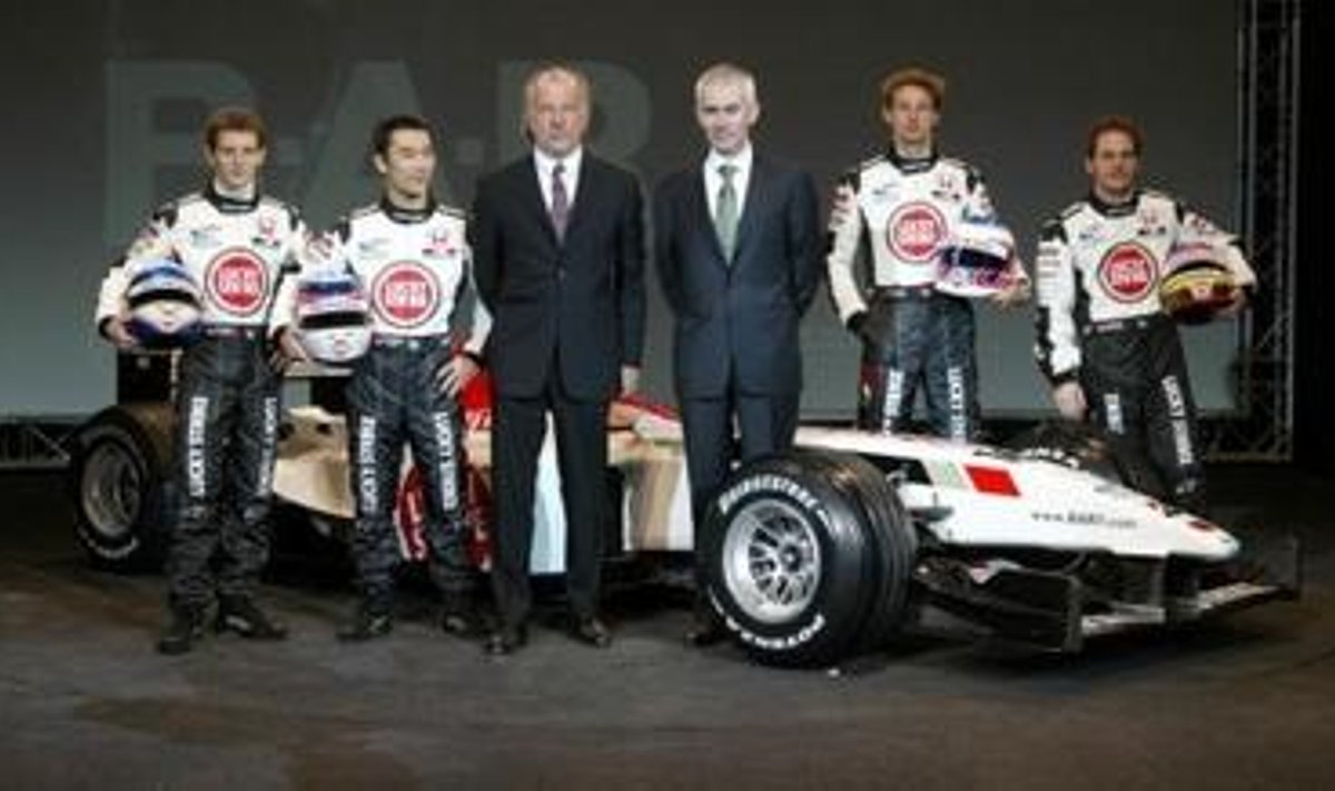 Vasakult: testipilootid Anthony Davidson ja Takuma Sato, meeskonnajuht David Richards, peakonstruktor Geoffrey Willis ja põhipiloodid Jenson Button ning Jacques Villeneuve